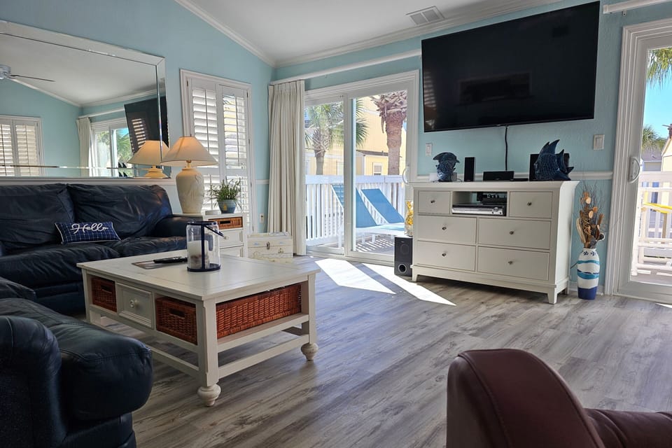 Condo, 3 Bedrooms | Living area | Smart TV