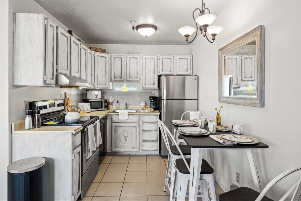 Studio Suite, 1 King Bed with Sofa bed, Hot Tub, Mountain View | Private kitchen | Fridge, microwave, oven, stovetop