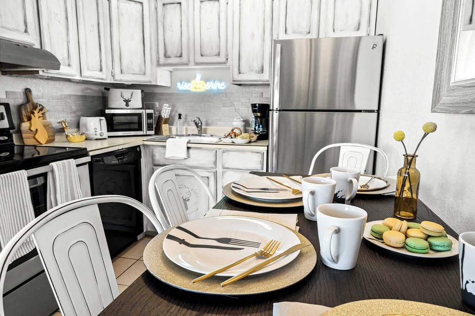 Studio Suite, 1 King Bed with Sofa bed, Hot Tub, Mountain View | Private kitchen | Fridge, microwave, oven, stovetop