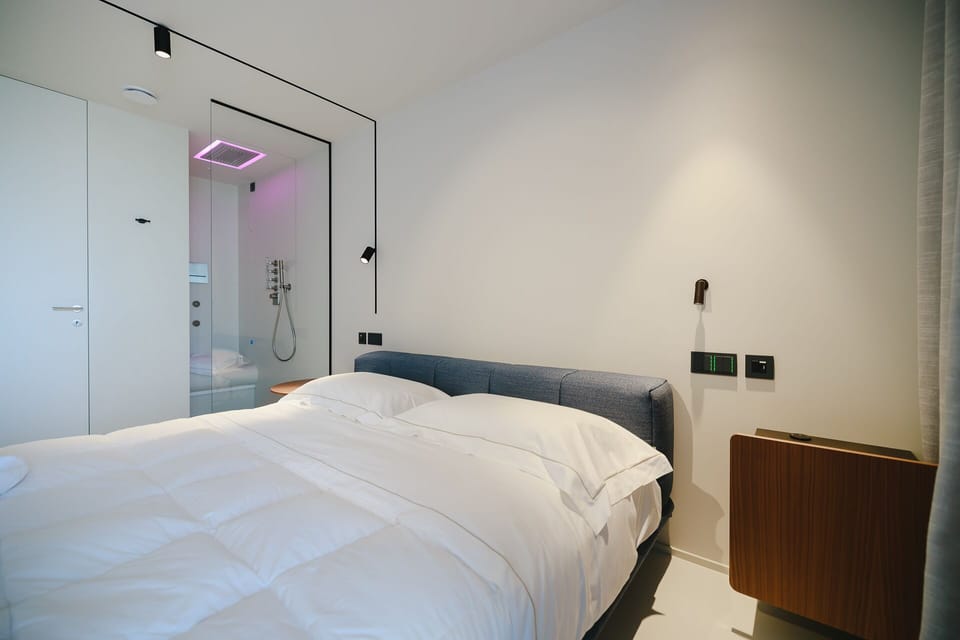 Deluxe Studio Suite | Premium bedding, down comforters, memory foam beds, in-room safe