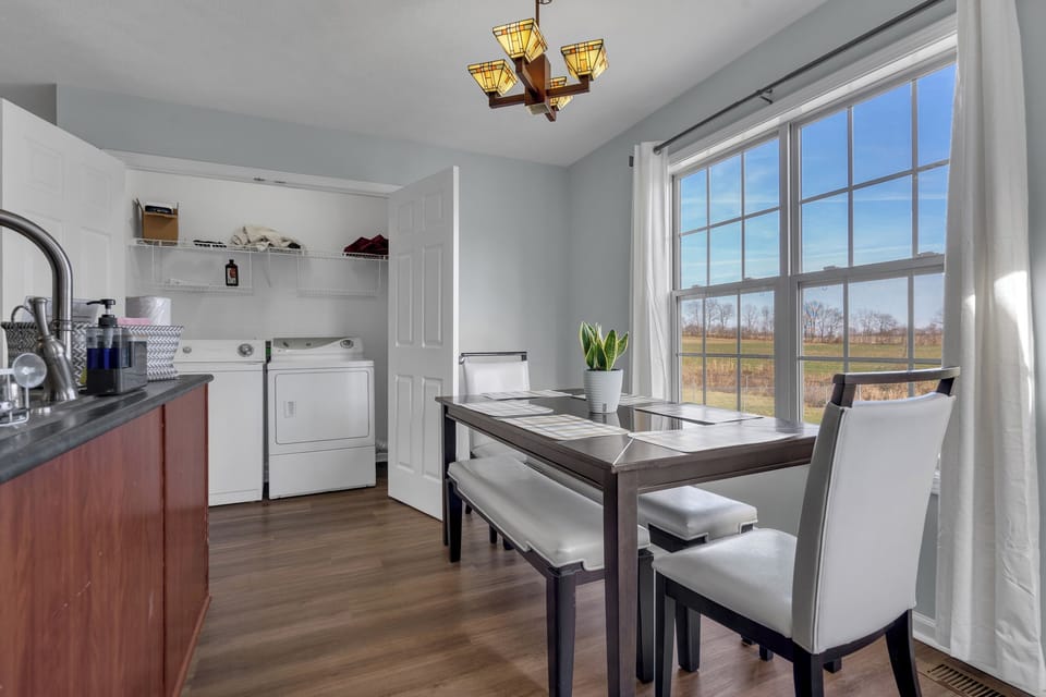 Short walk to the park, commute to Nashville, Fort Campbell or Kentucky. High speed internet for when you just want to stay inside. Spring, Summer, Autumn or Winter- stay comfy with central HVAC.