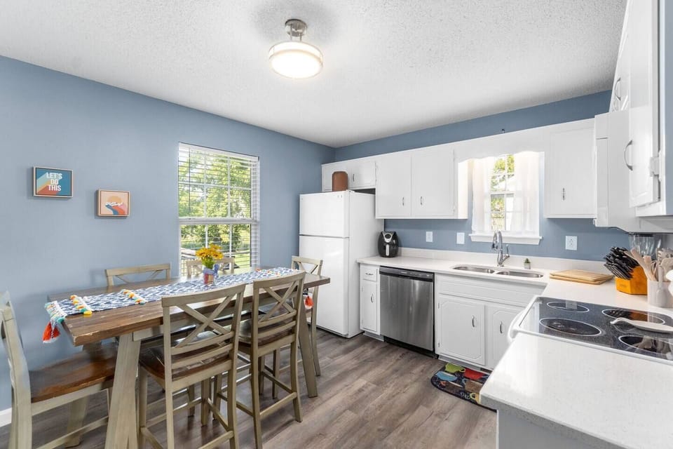 Full service kitchen with new luxury LVP flooring and appliances. 