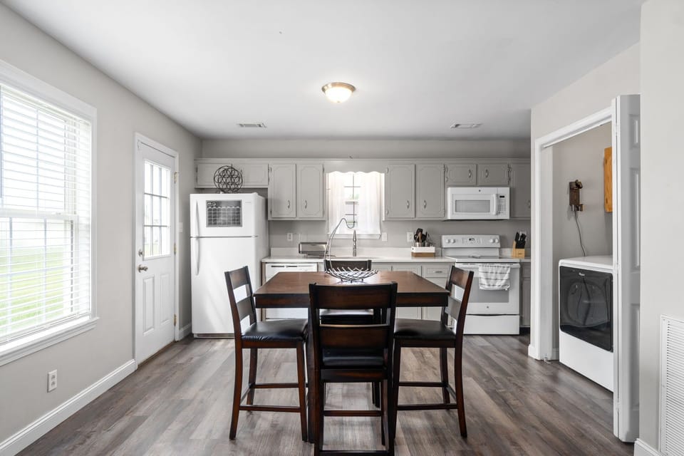 So bright and fun. Come stay in this bubbly home. Kick back and watch the 58" TV connected to all of your favorite smart apps. Stream your faves on Netflix, Hulu, Spotify, HBO, Disney + etc. High speed internet and Wi-Fi at 450+ mbps. Work at  home away fr