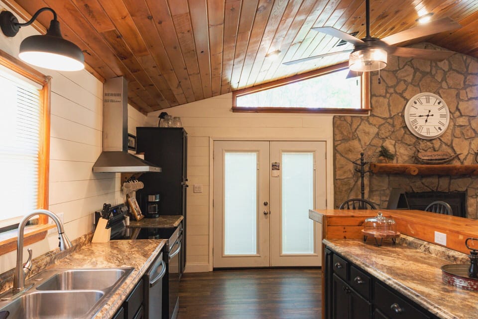 Lodge, Near Lake Texoma, Two Bedroom, Full Kitchen, Near Lake Access, Not Lake View - No Pets | Private kitchen | Microwave, coffee/tea maker