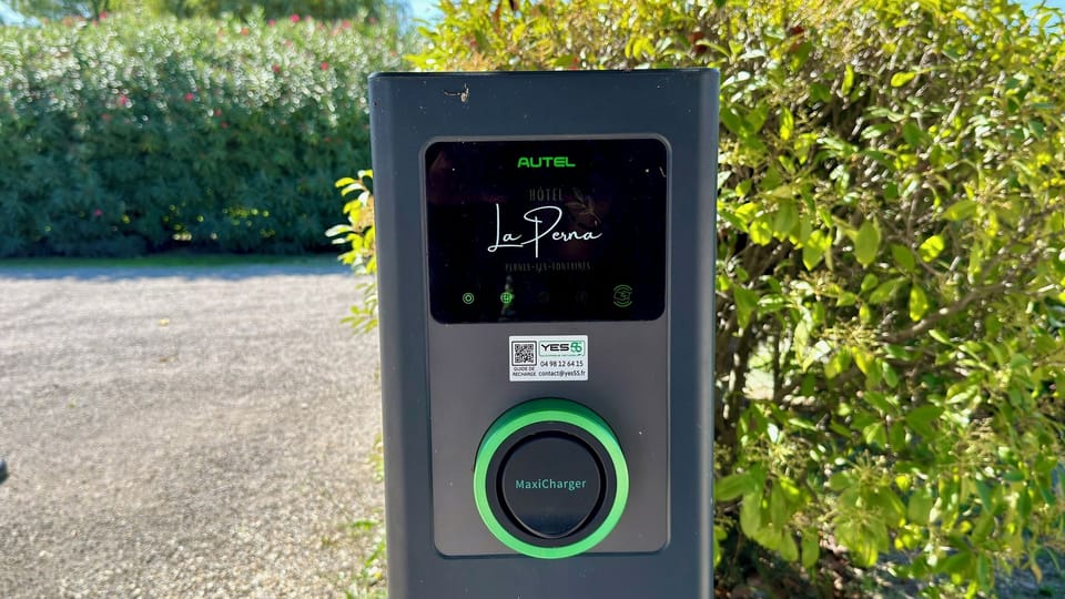 Electric vehicle charging station