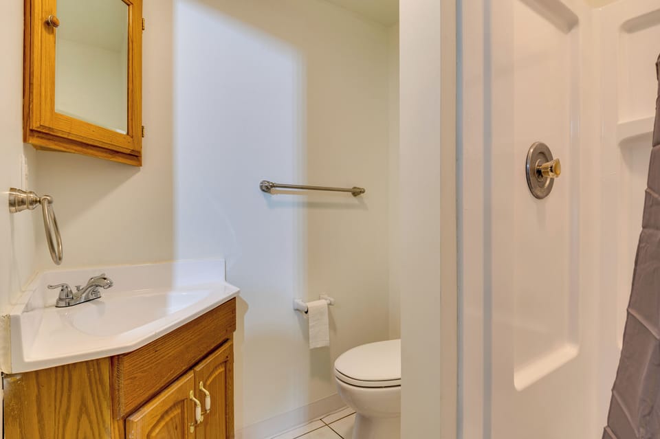Full Bathroom | Basement | Hair Dryer
