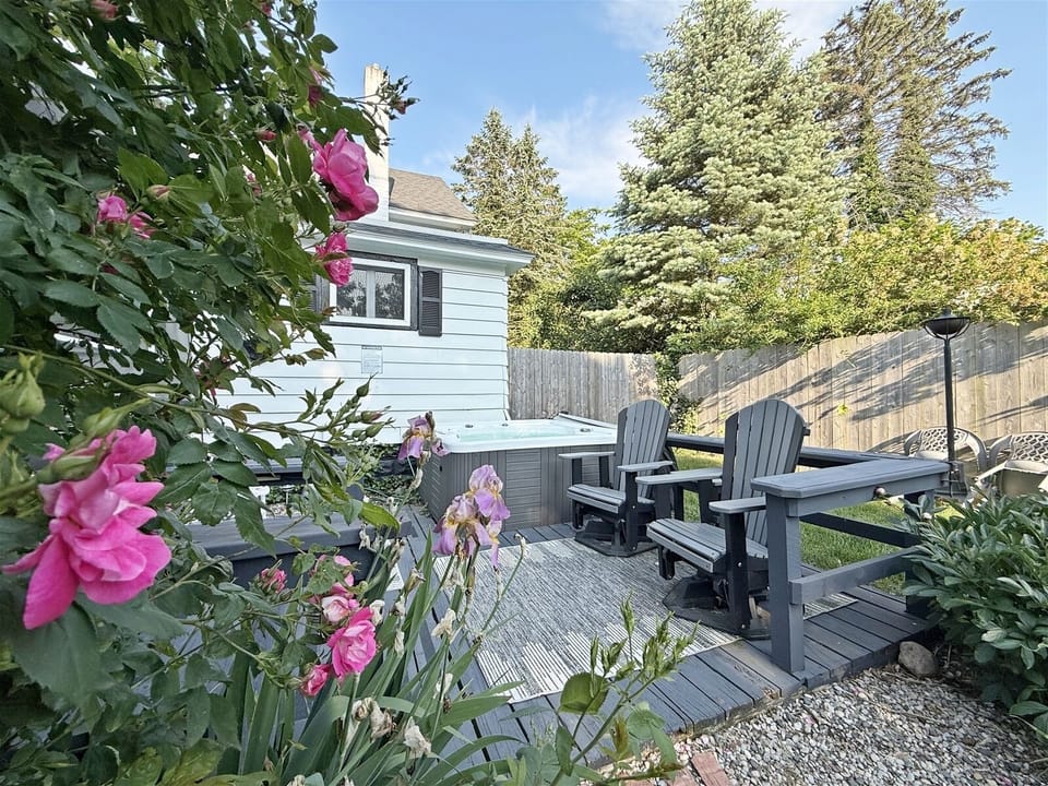 Butler`s Landing has a flowering yard, private hot tub, swing, and patio