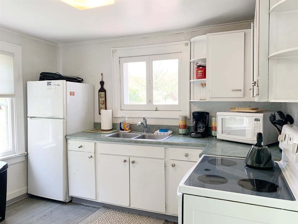 Full kitchen at Butlers Landing