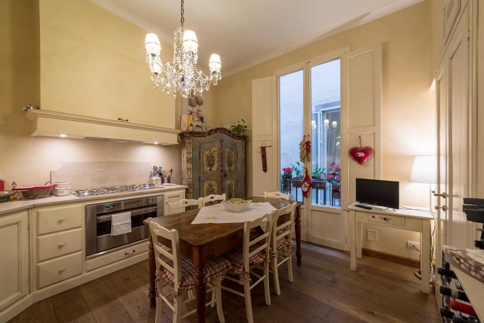 Basic Apartment, Multiple Beds | Private kitchen | Fridge, microwave, oven, stovetop
