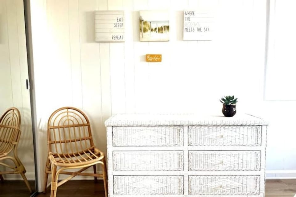 King ensuite rattan chair and dresser. 