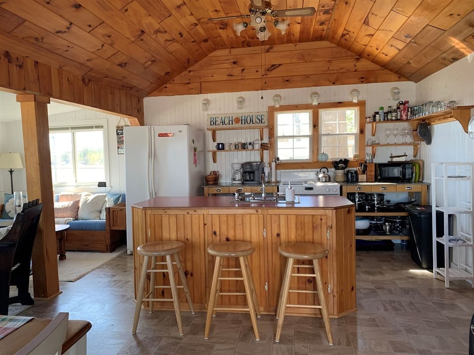 House, 3 Bedrooms | Private kitchen | Fridge, oven, coffee/tea maker, toaster