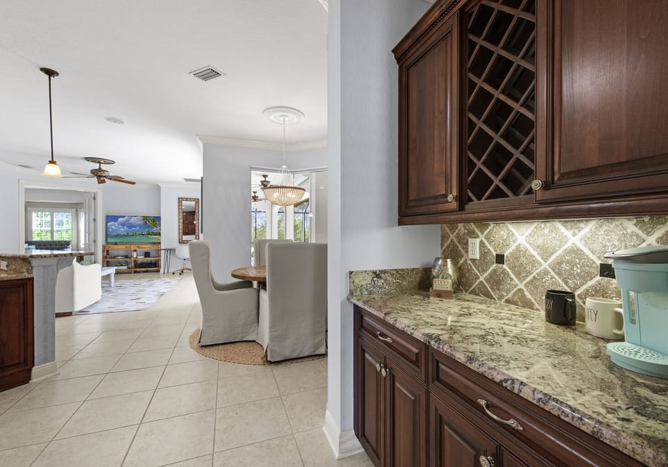 Entrance to kitchen
