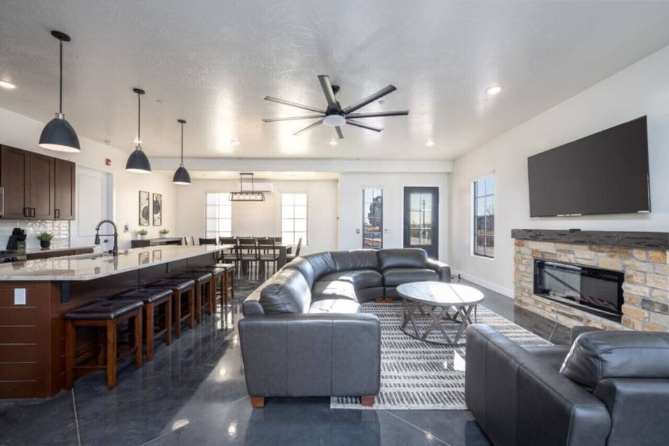Main Living (Comfortably seats 8)