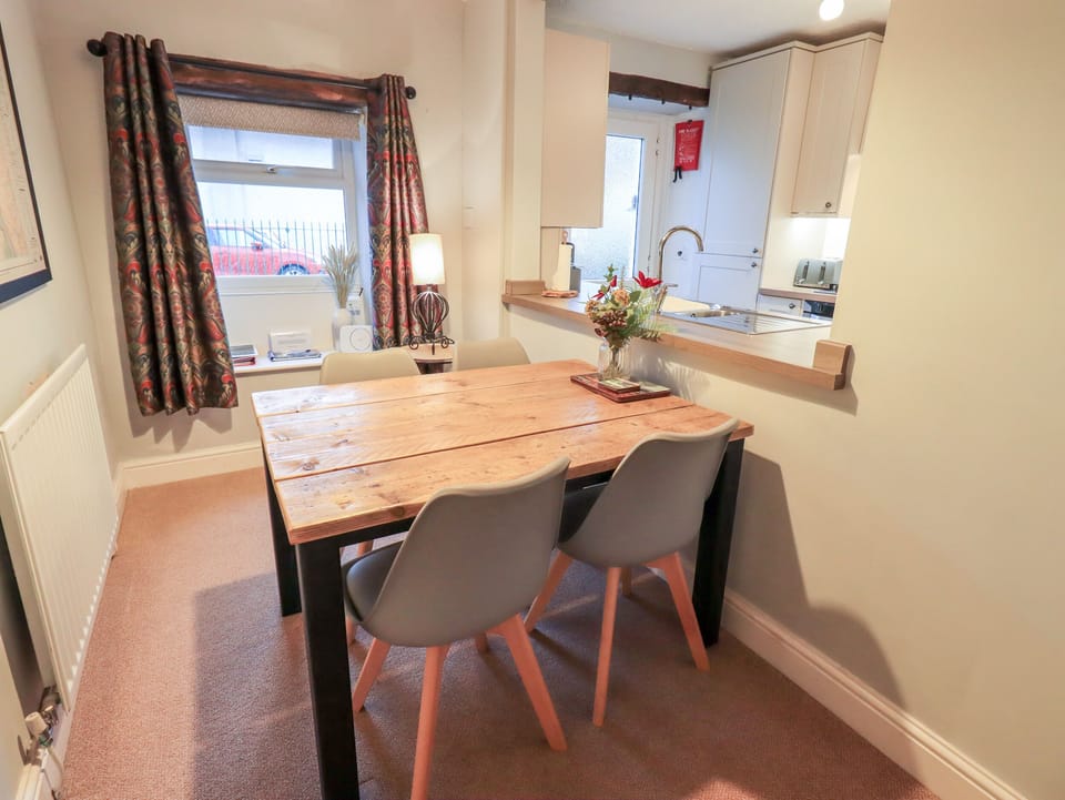 Cottage | Dining