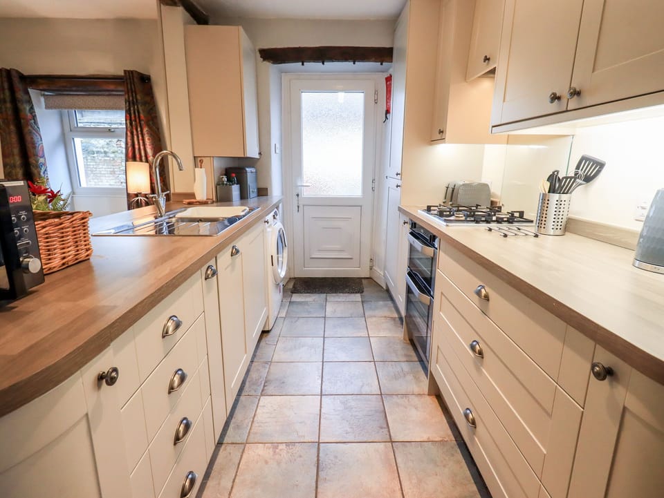 Cottage | Private kitchen | Fridge, dishwasher, electric kettle, toaster