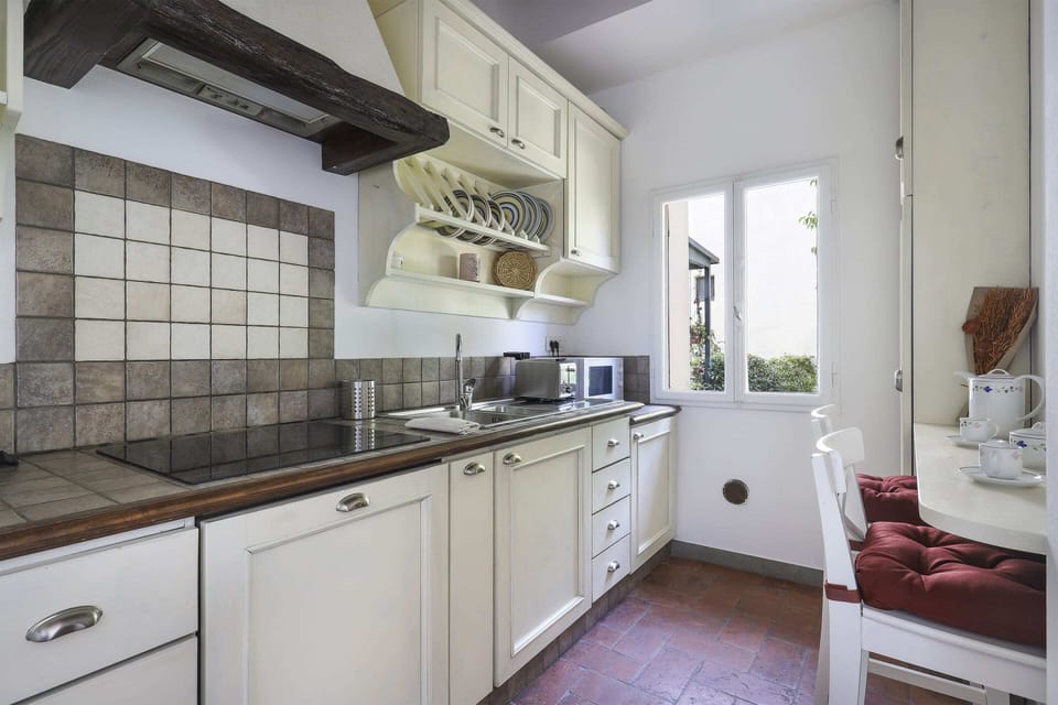 Basic Apartment, Multiple Beds | Private kitchen | Fridge, microwave, oven, stovetop