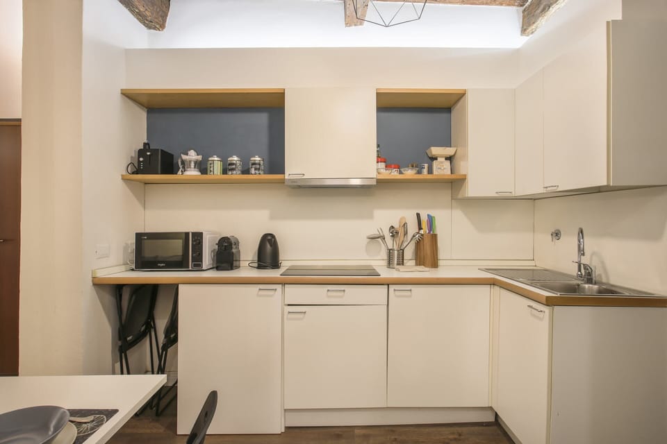 Basic Studio, 1 Double Bed with Sofa bed | Private kitchen | Fridge, microwave, stovetop, coffee/tea maker