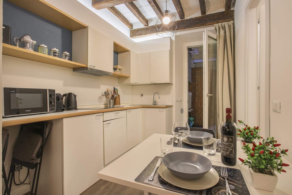 Basic Studio, 1 Double Bed with Sofa bed | Private kitchen | Fridge, microwave, stovetop, coffee/tea maker
