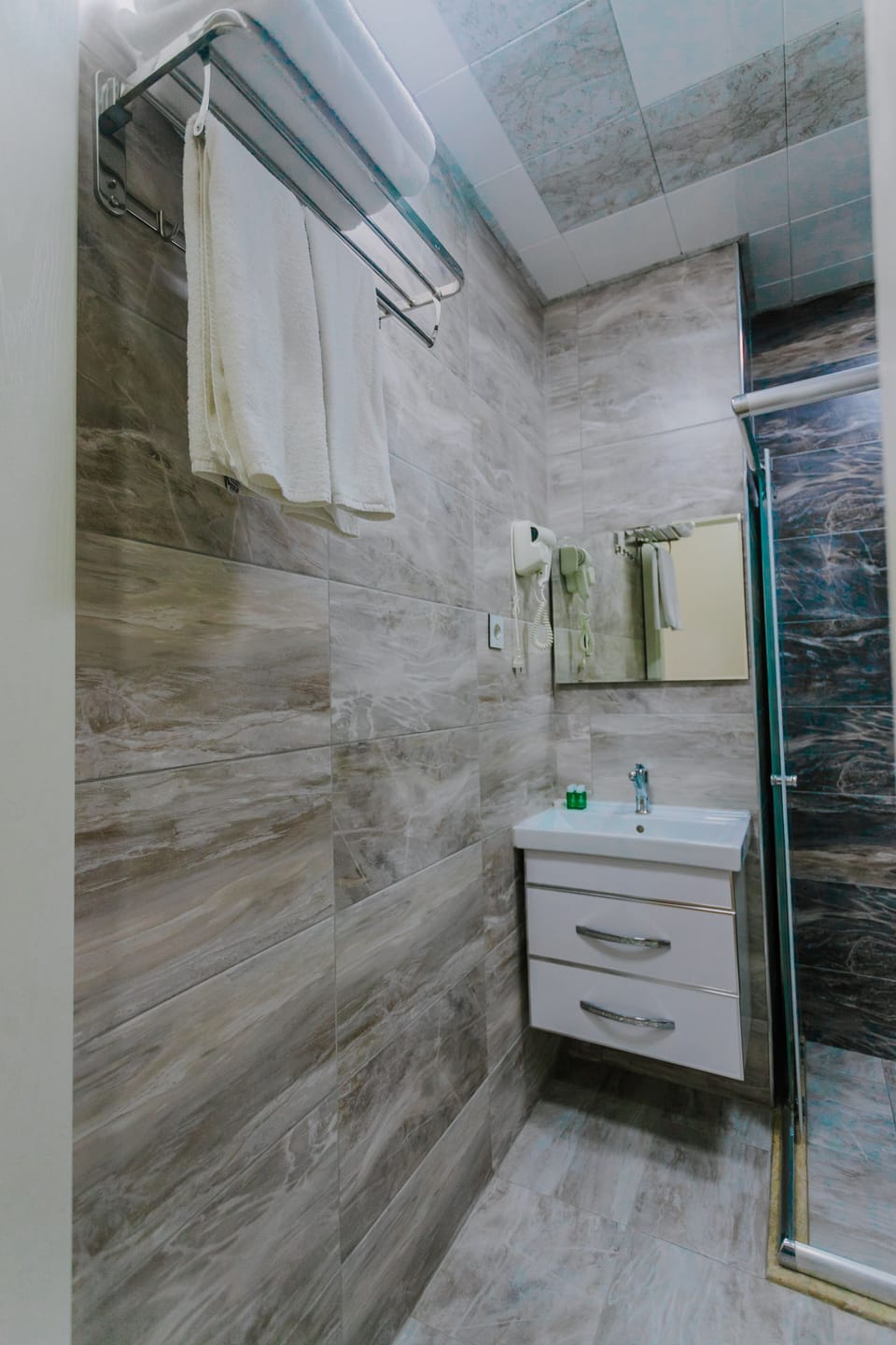 Double Room | Bathroom | Free toiletries, hair dryer, slippers, towels