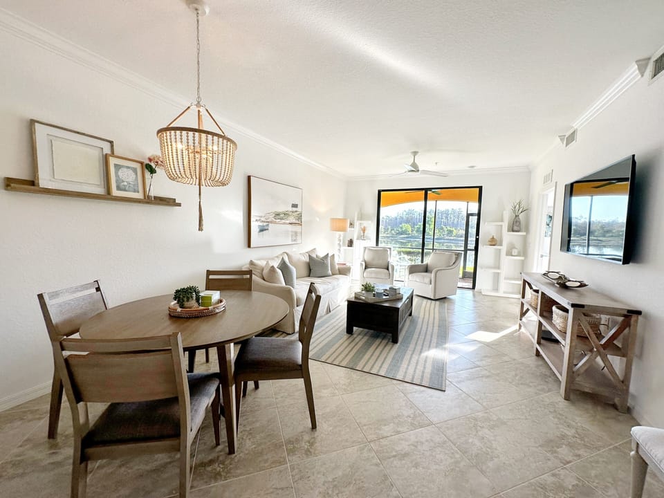 Open concept dining for 4 and living area