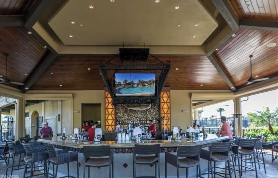 Restaurant/bar La Piscina next to lagoon pool. 