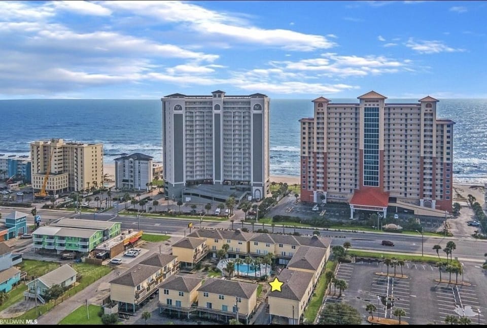 5 minute walk to beach 