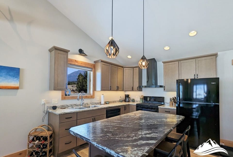 Full kitchen with breakfast island