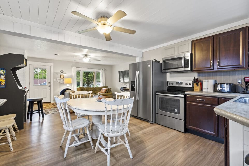 Fully stocked kitchen with all your basic cooking necessities!