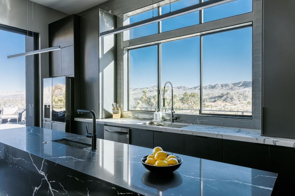 Spacious kitchen equipped with complete appliances