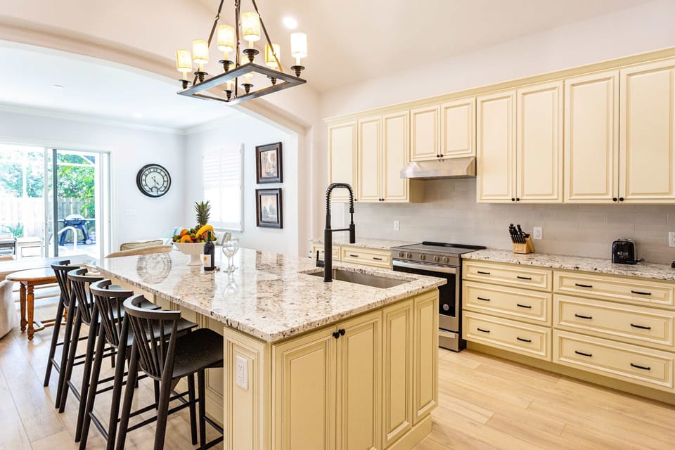 Beautiful Open Kitchen with  all the Amenities