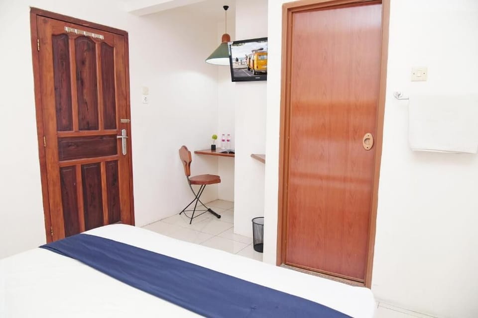 Desk, laptop workspace, soundproofing, free WiFi