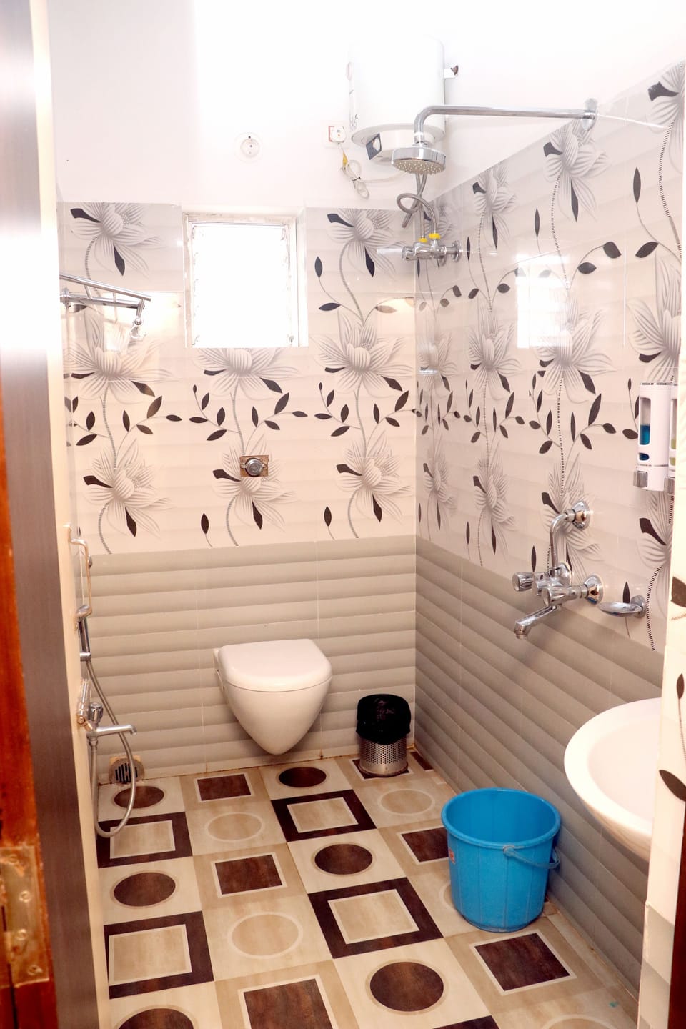 Shower, rainfall showerhead, free toiletries, slippers