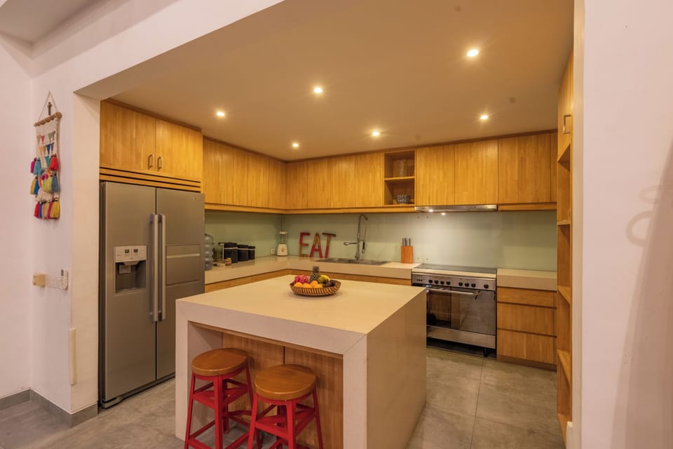 Exclusive Villa | Private kitchen | Microwave, electric kettle, rice cooker, cookware/dishes/utensils