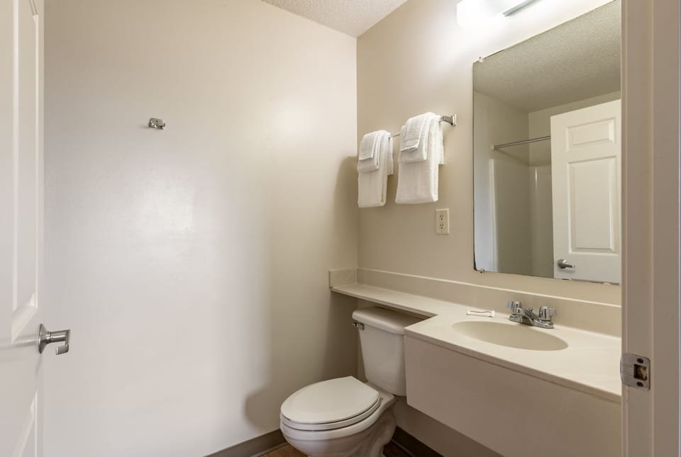 Combined shower/tub, free toiletries, towels