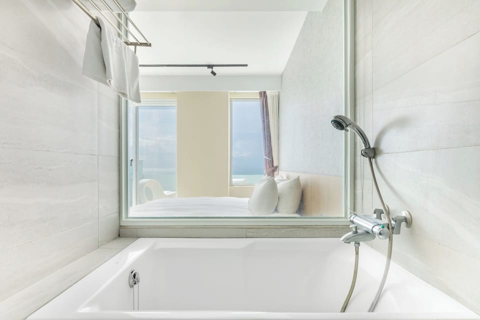 Deluxe Double Room, Ocean View | Bathroom | Shower, rainfall showerhead, free toiletries, hair dryer