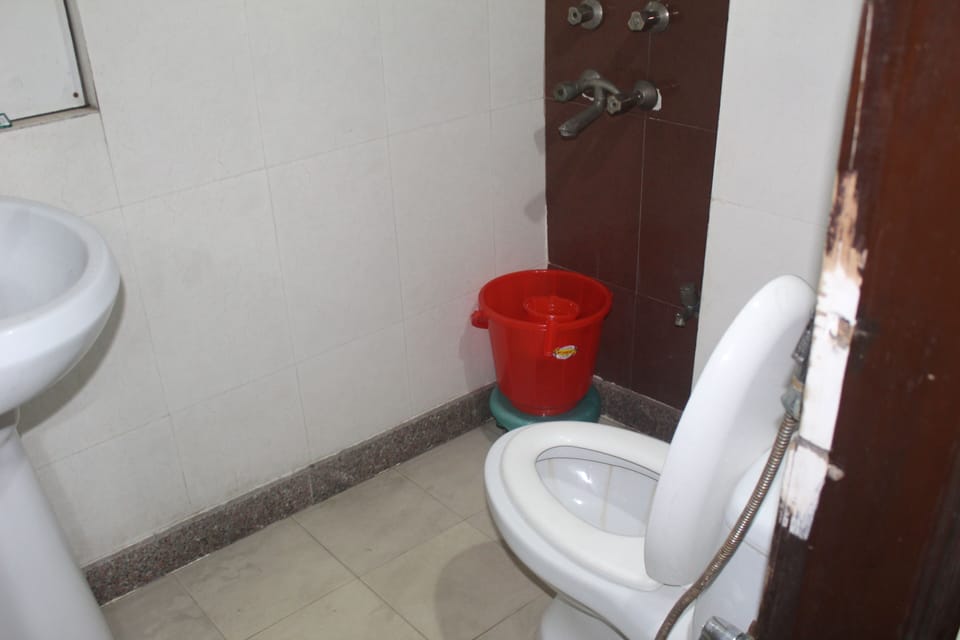 Deluxe Double Room | Bathroom | Shower, rainfall showerhead, free toiletries, towels