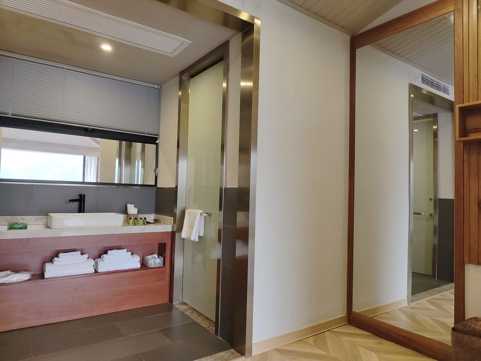 Panoramic Studio Suite | Premium bedding, down comforters, soundproofing, WiFi (free)