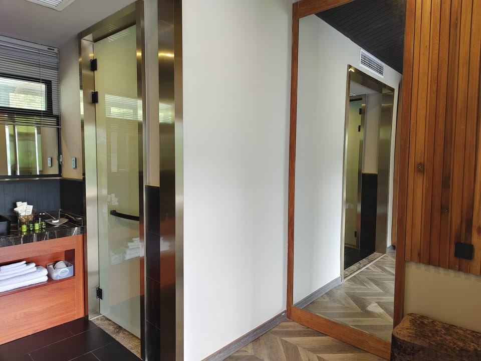 Deluxe Studio Suite | Premium bedding, down comforters, soundproofing, WiFi (free)