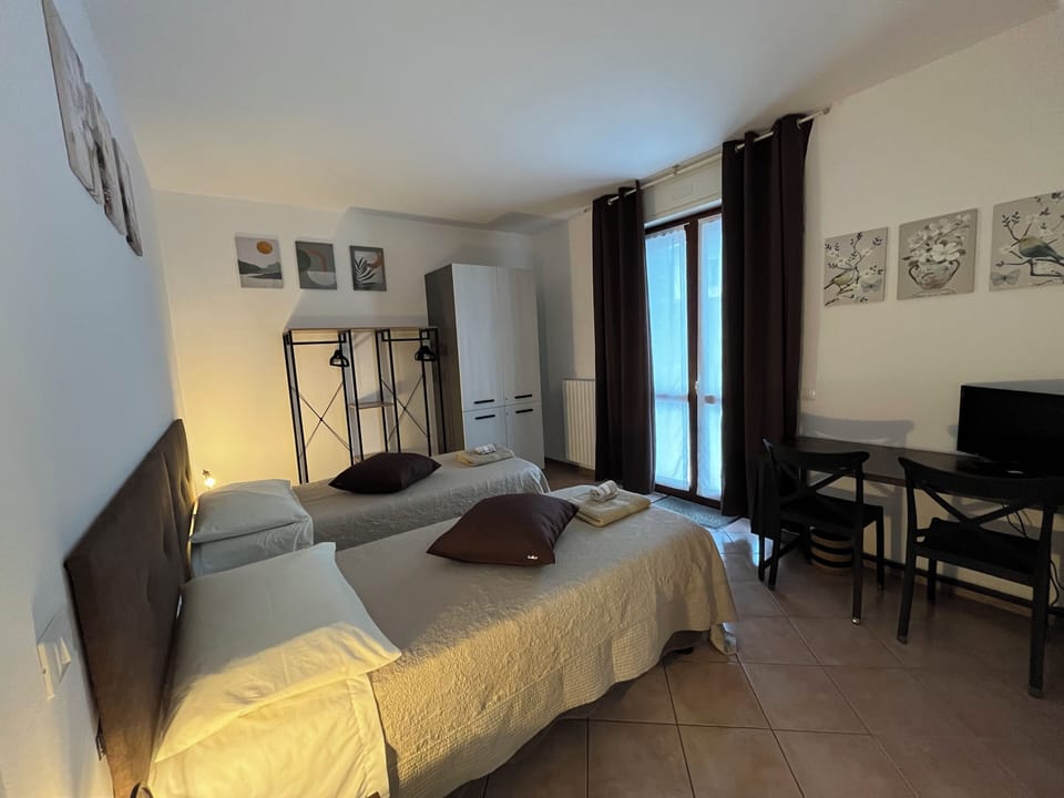 Family Room | Pillowtop beds, desk, soundproofing, free WiFi