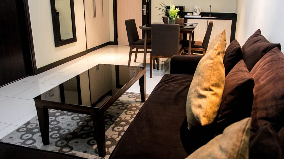 Junior Suite, 1 Bedroom | Living area | TV