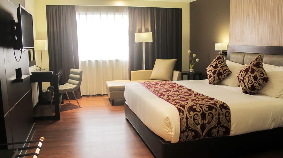 Premiere King | Down comforters, minibar, in-room safe, desk
