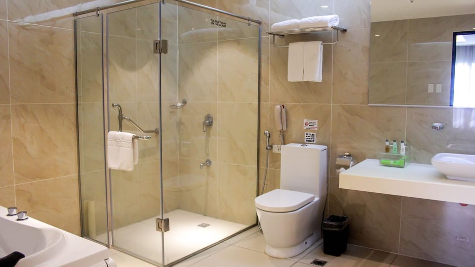 Shower, rainfall showerhead, free toiletries, hair dryer