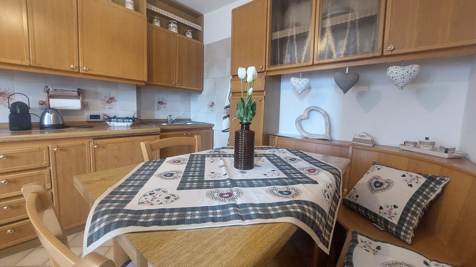 TAVOLO DELLA CUCINA