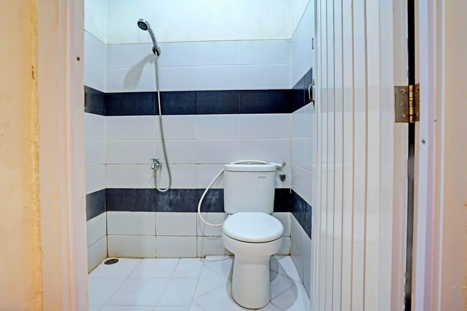 Standard Double Room | Bathroom | Shower, rainfall showerhead, towels, toilet paper