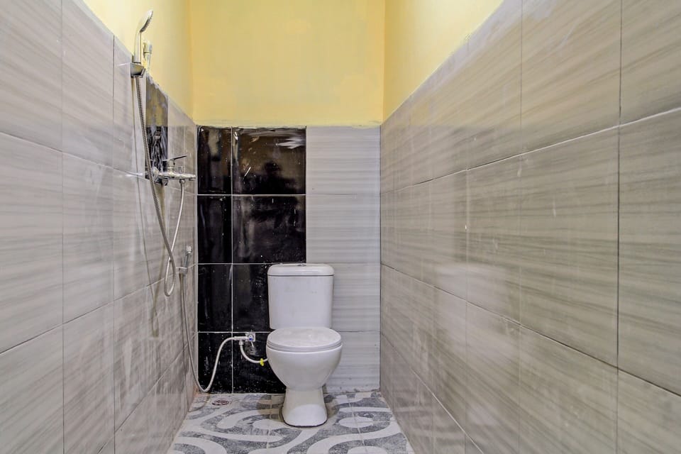 Standard Double Room | Bathroom | Shower, towels