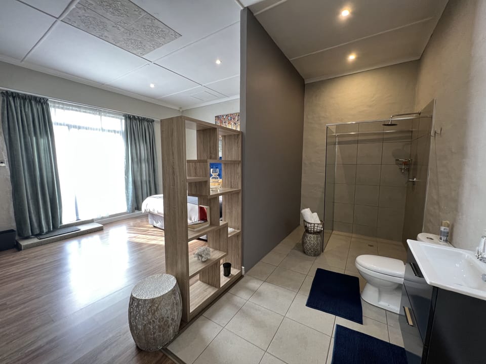 Luxury Room | Desk, laptop workspace, soundproofing, WiFi (free)