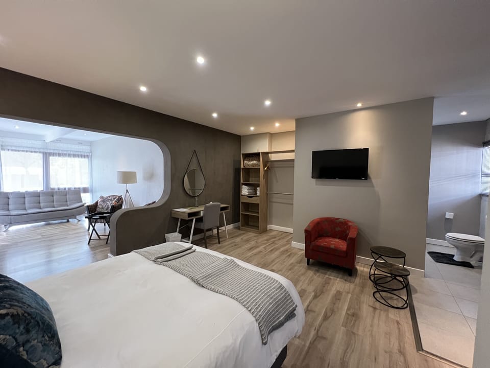 Family Room, 1 Bedroom | Desk, laptop workspace, soundproofing, WiFi (free)