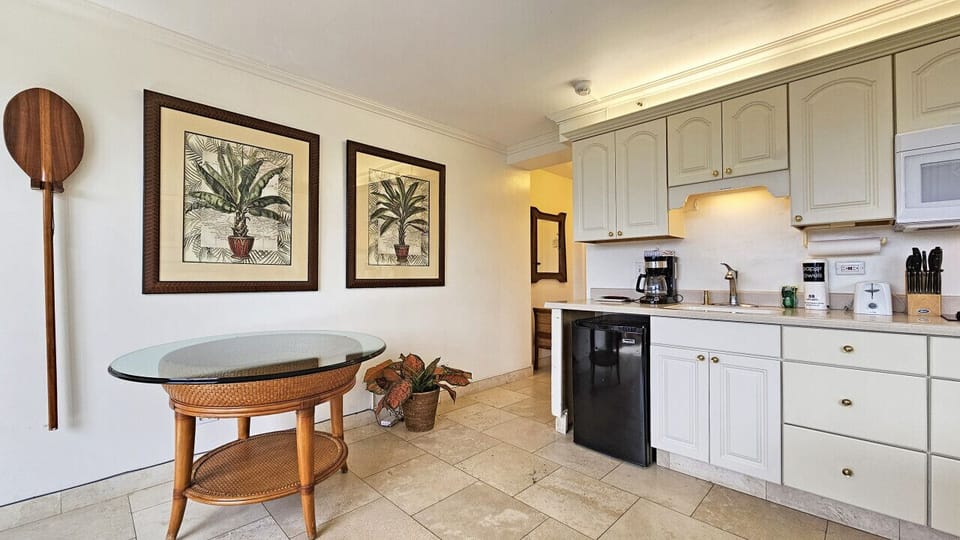 Stylish, Hawaiian decorations