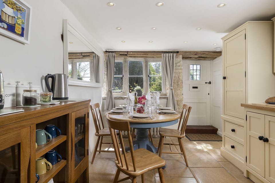Primrose Cottage Kitchen/Dining Area - StayCotswold