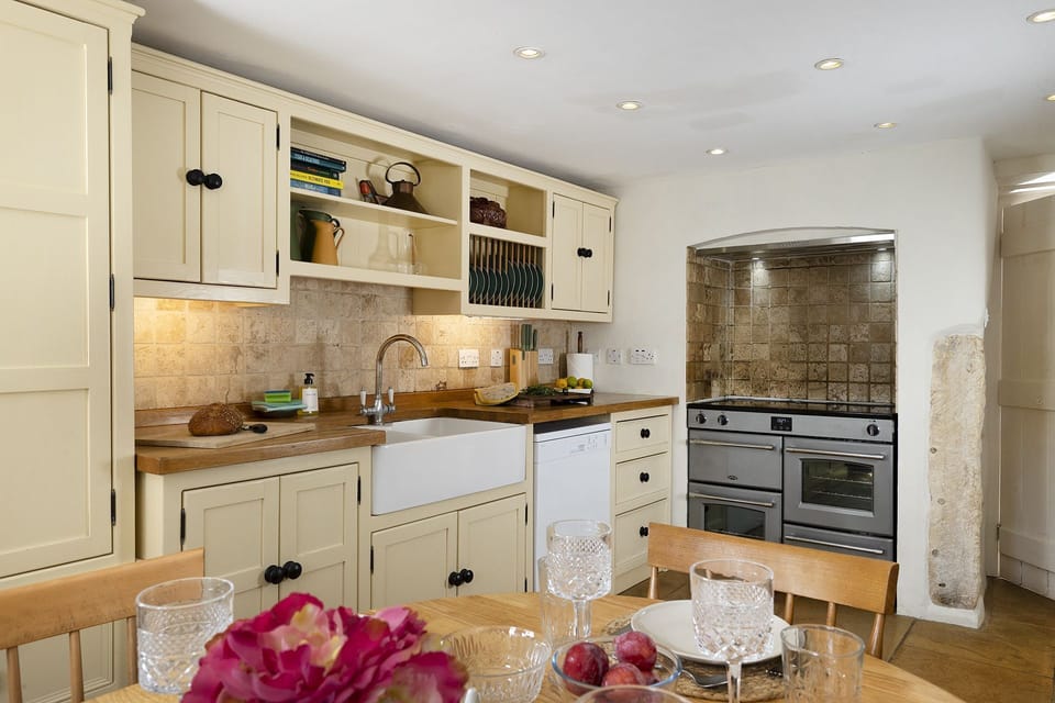 Primrose Cottage Kitchen/Dining Area - StayCotswold